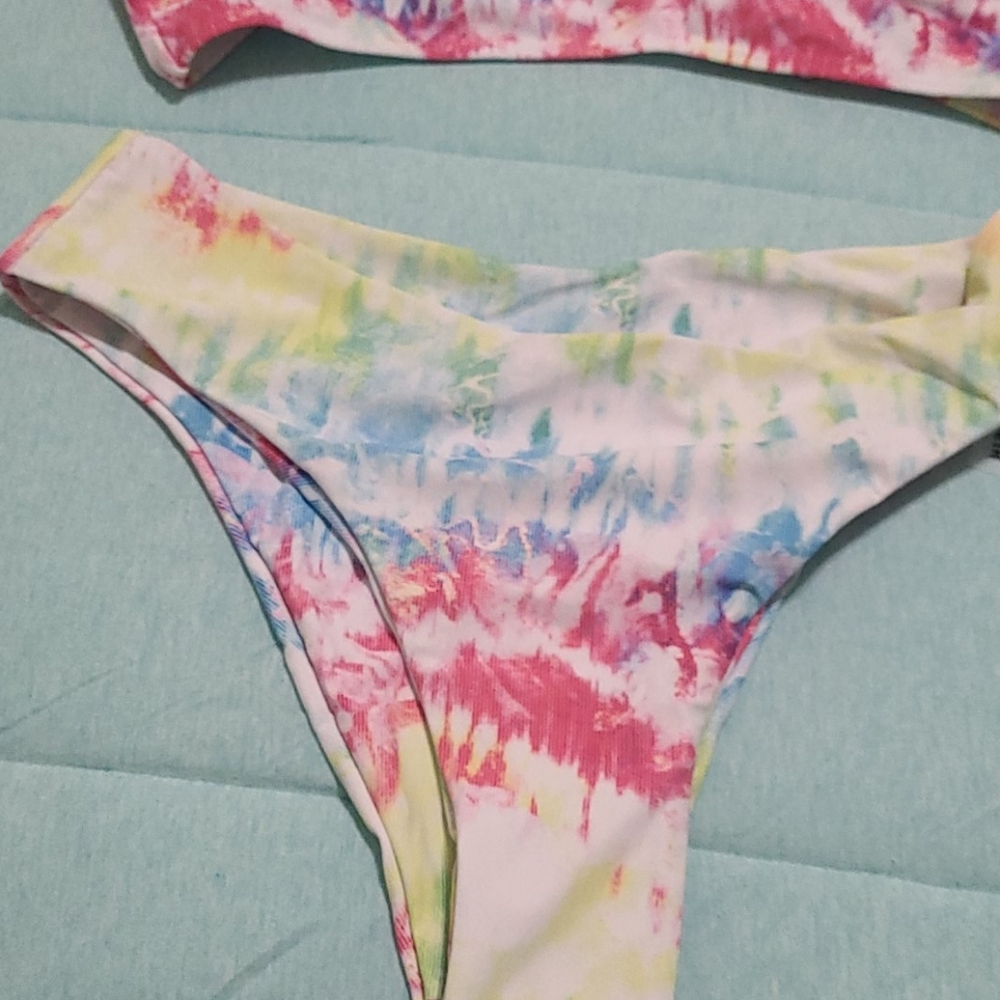 Bikini - Picture 3 of 6